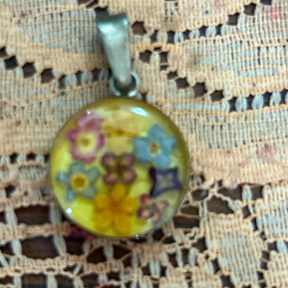 Pendant with pressed flowers